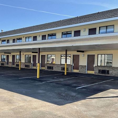 Baymont By Wyndham Petoskey Motel Екстериор снимка