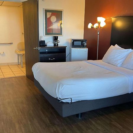 Baymont By Wyndham Petoskey Motel Екстериор снимка