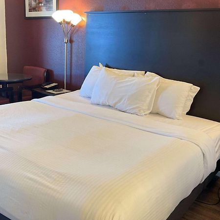 Baymont By Wyndham Petoskey Motel Екстериор снимка