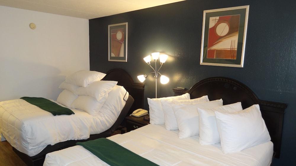 Baymont By Wyndham Petoskey Motel Екстериор снимка