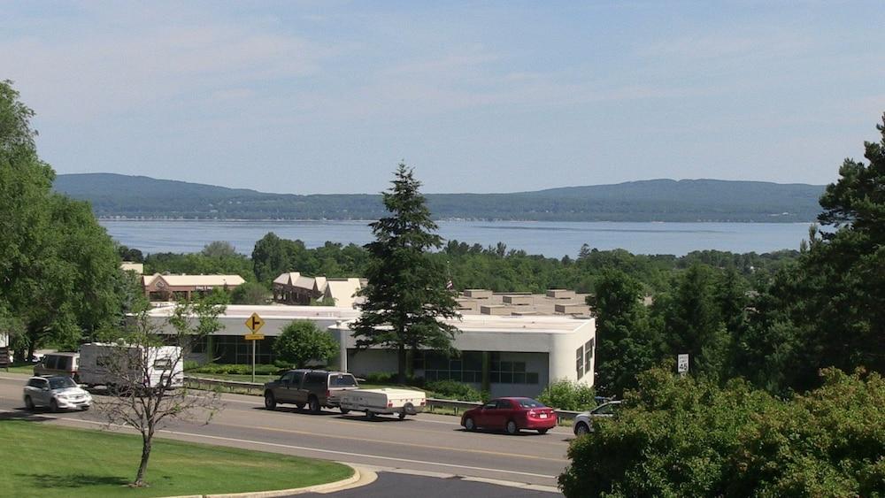 Baymont By Wyndham Petoskey Motel Екстериор снимка
