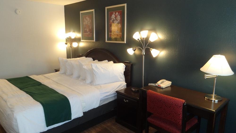 Baymont By Wyndham Petoskey Motel Екстериор снимка