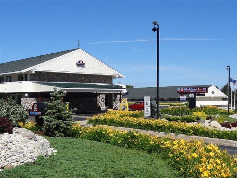 Baymont By Wyndham Petoskey Motel Екстериор снимка