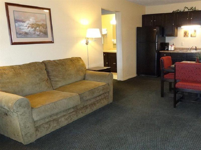 Baymont By Wyndham Petoskey Motel Екстериор снимка
