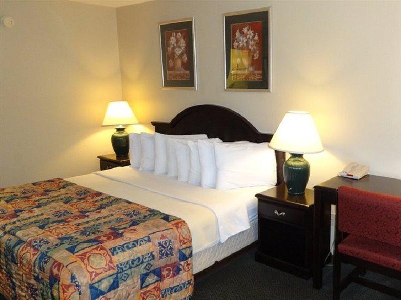 Baymont By Wyndham Petoskey Motel Екстериор снимка