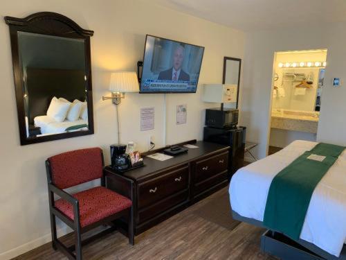 Baymont By Wyndham Petoskey Motel Екстериор снимка