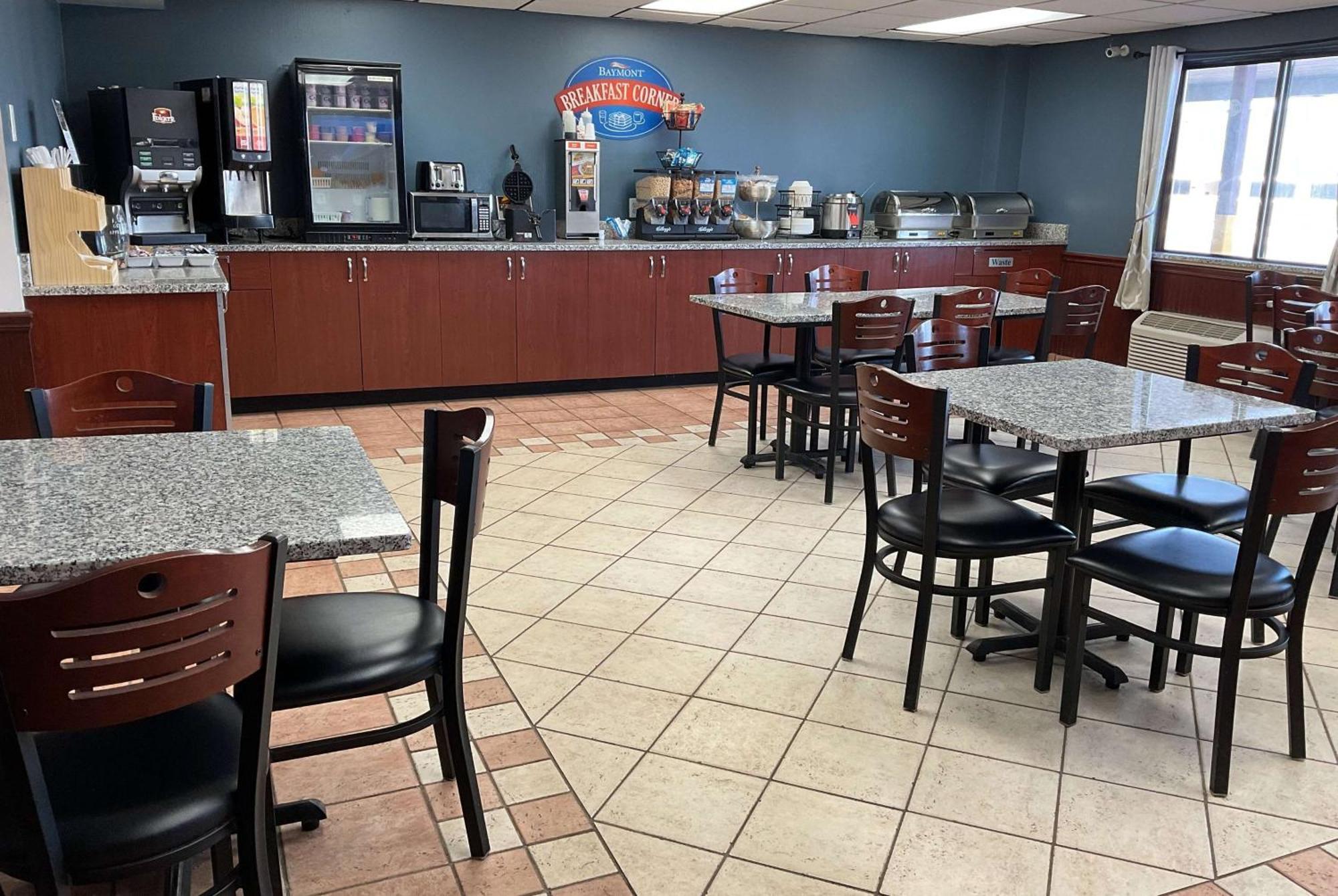 Baymont By Wyndham Petoskey Motel Екстериор снимка