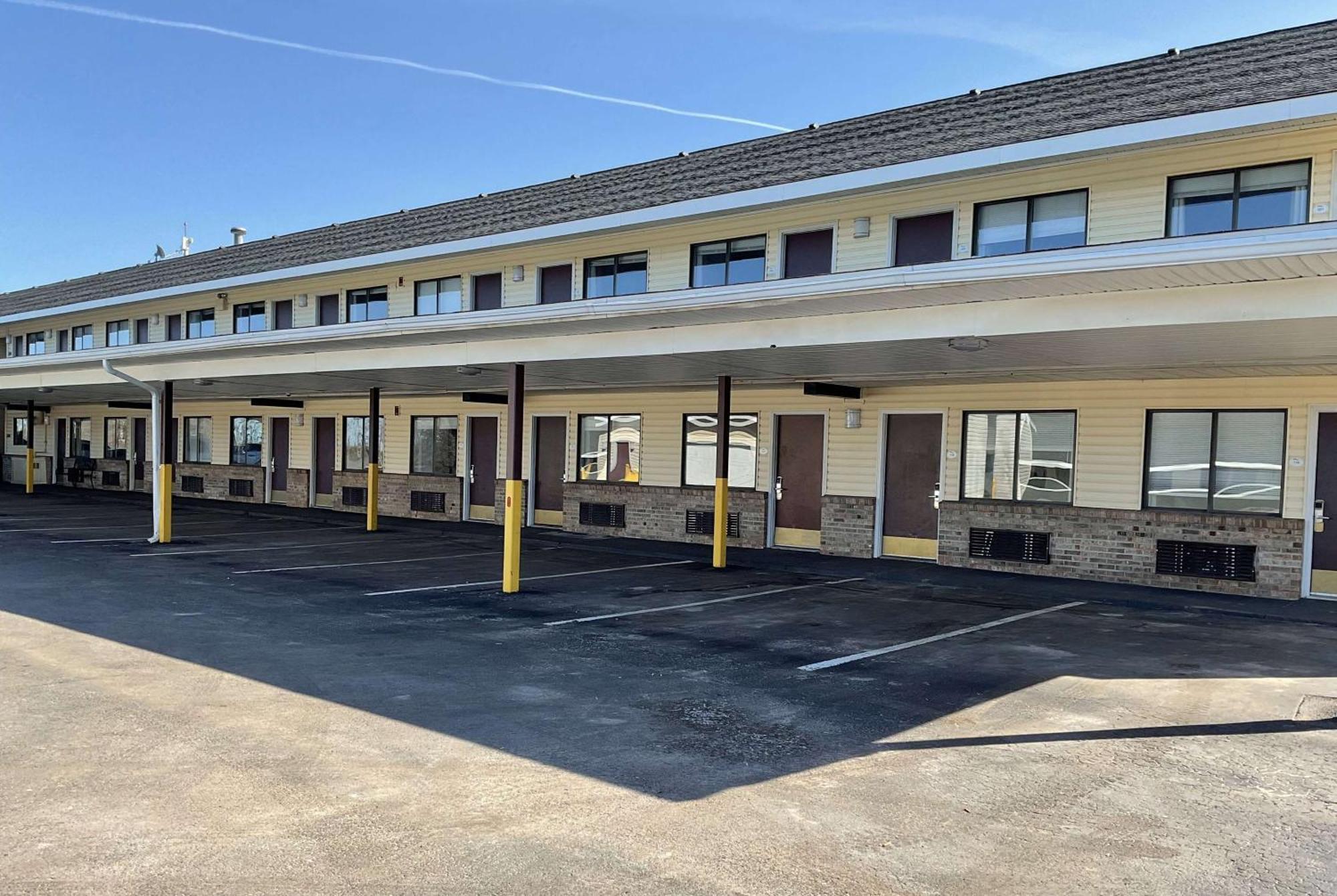 Baymont By Wyndham Petoskey Motel Екстериор снимка