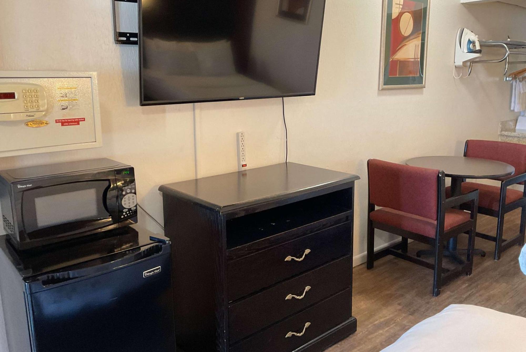 Baymont By Wyndham Petoskey Motel Екстериор снимка