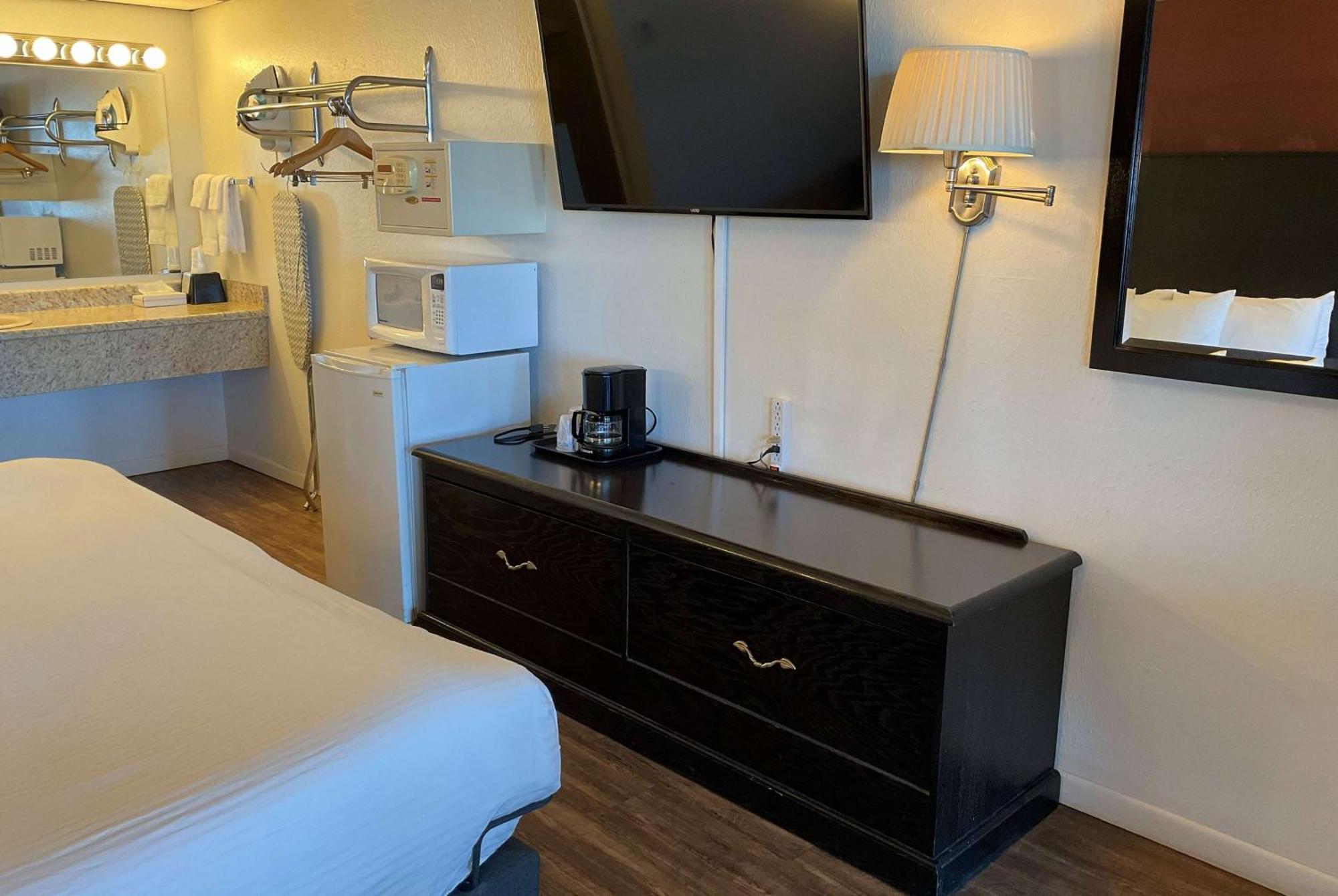 Baymont By Wyndham Petoskey Motel Екстериор снимка