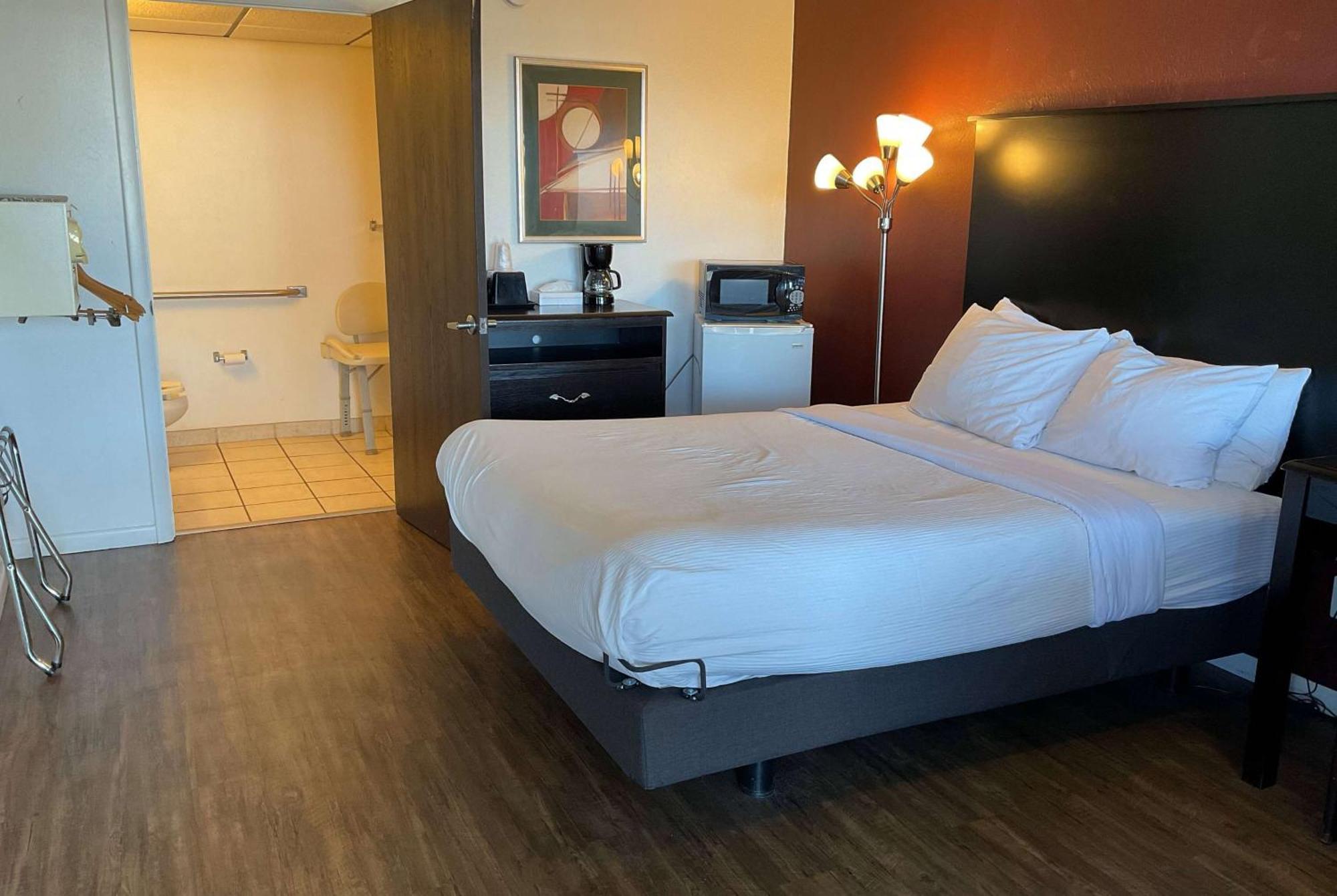 Baymont By Wyndham Petoskey Motel Екстериор снимка