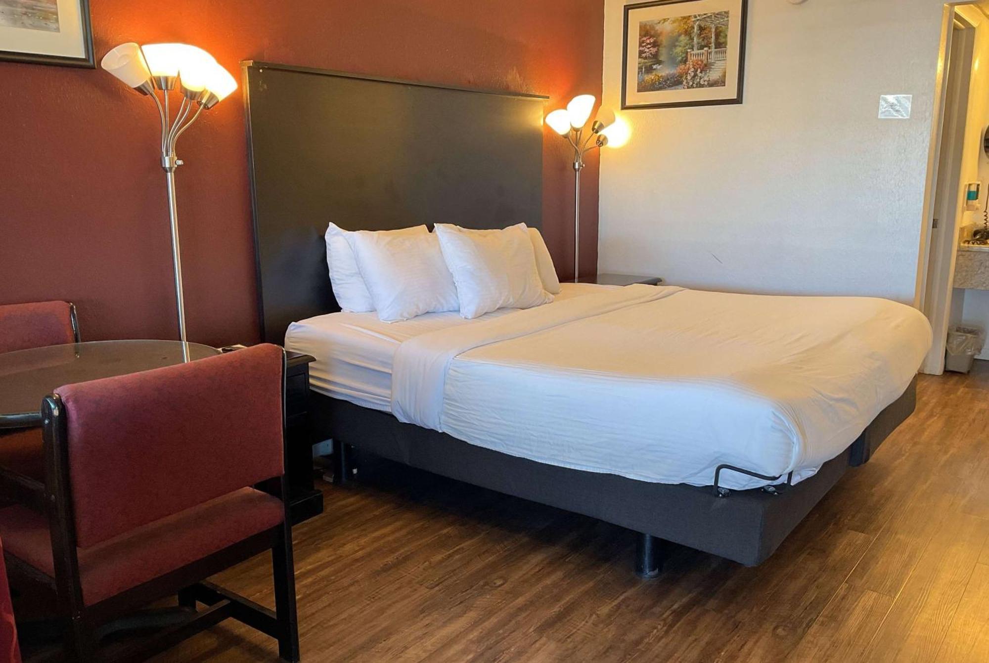 Baymont By Wyndham Petoskey Motel Екстериор снимка