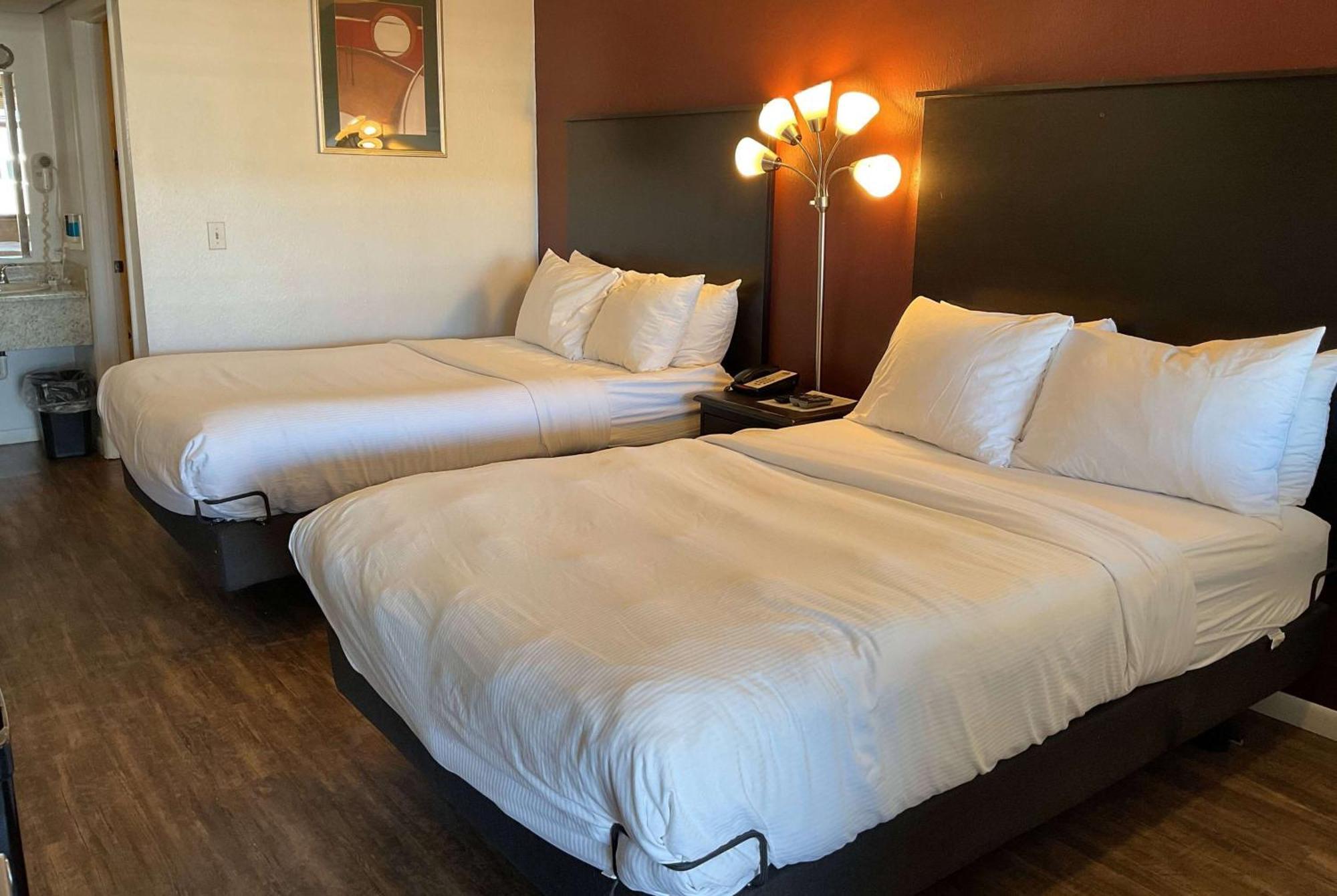Baymont By Wyndham Petoskey Motel Екстериор снимка