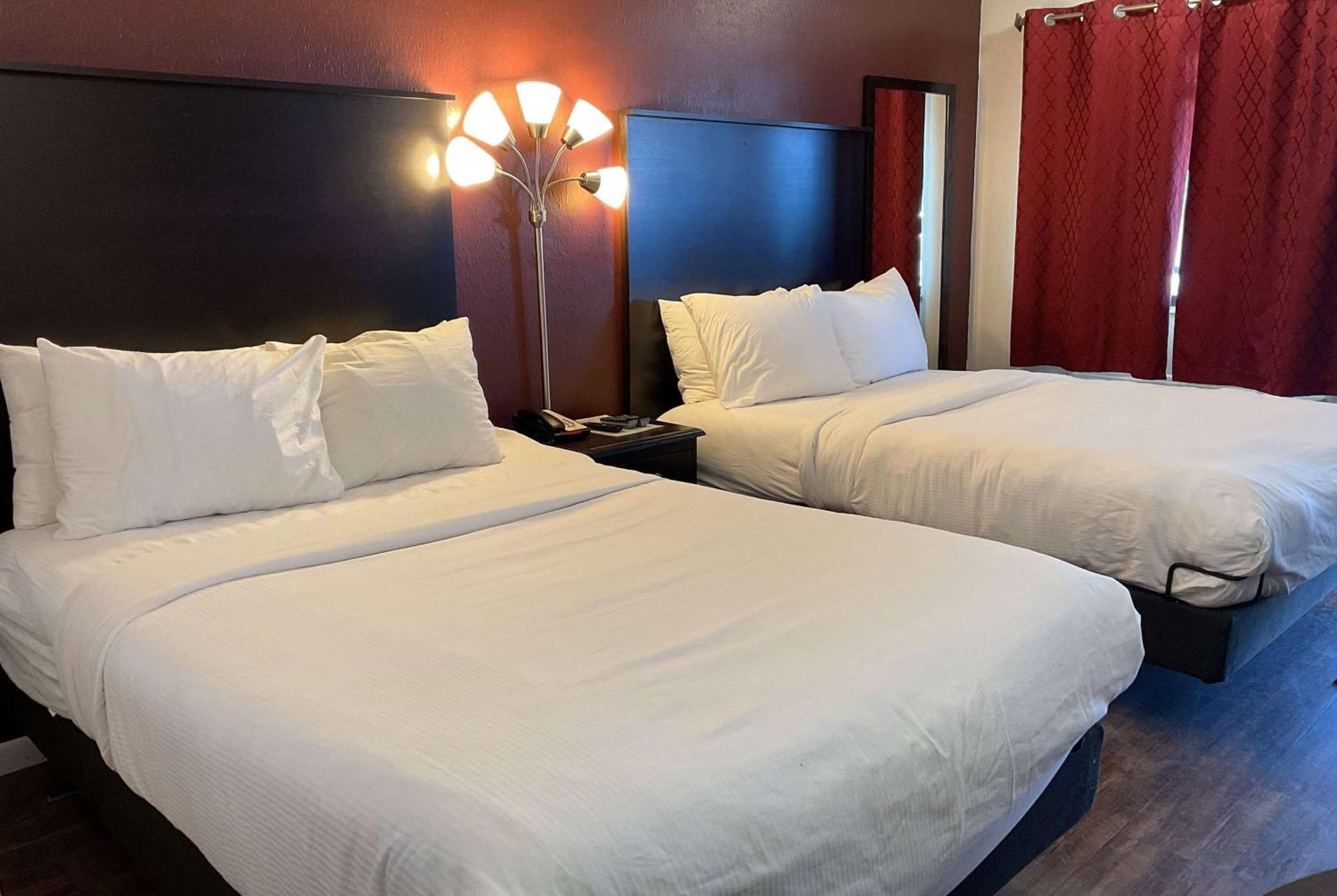 Baymont By Wyndham Petoskey Motel Екстериор снимка