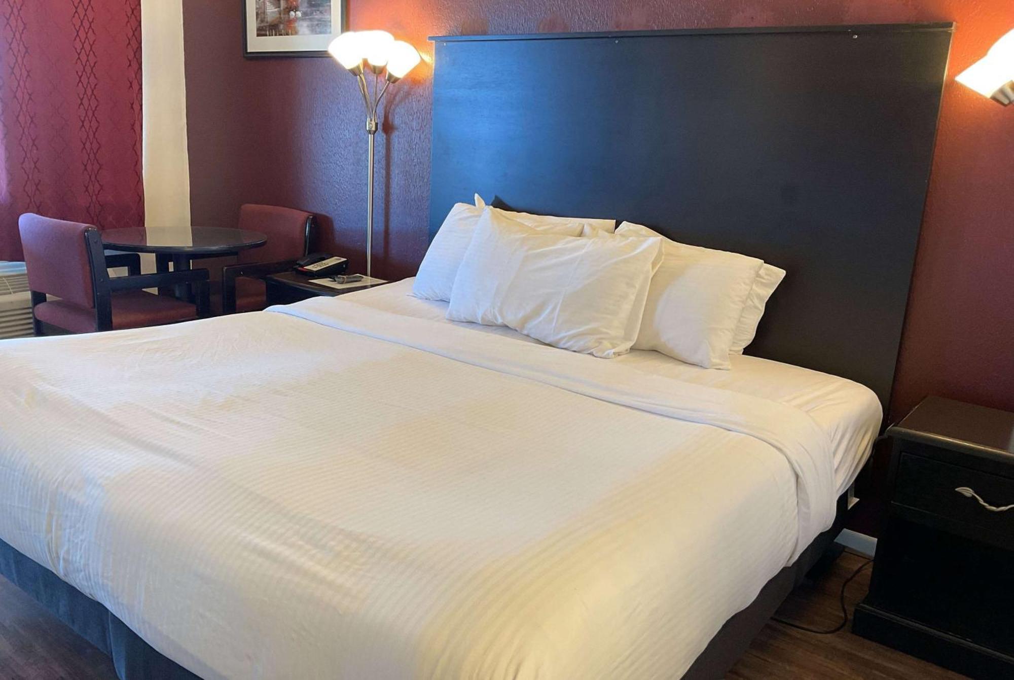 Baymont By Wyndham Petoskey Motel Екстериор снимка