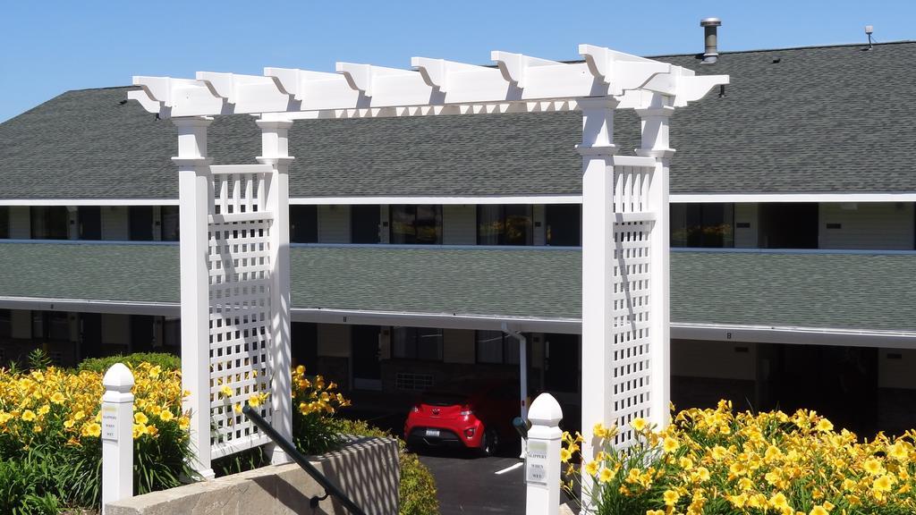 Baymont By Wyndham Petoskey Motel Екстериор снимка