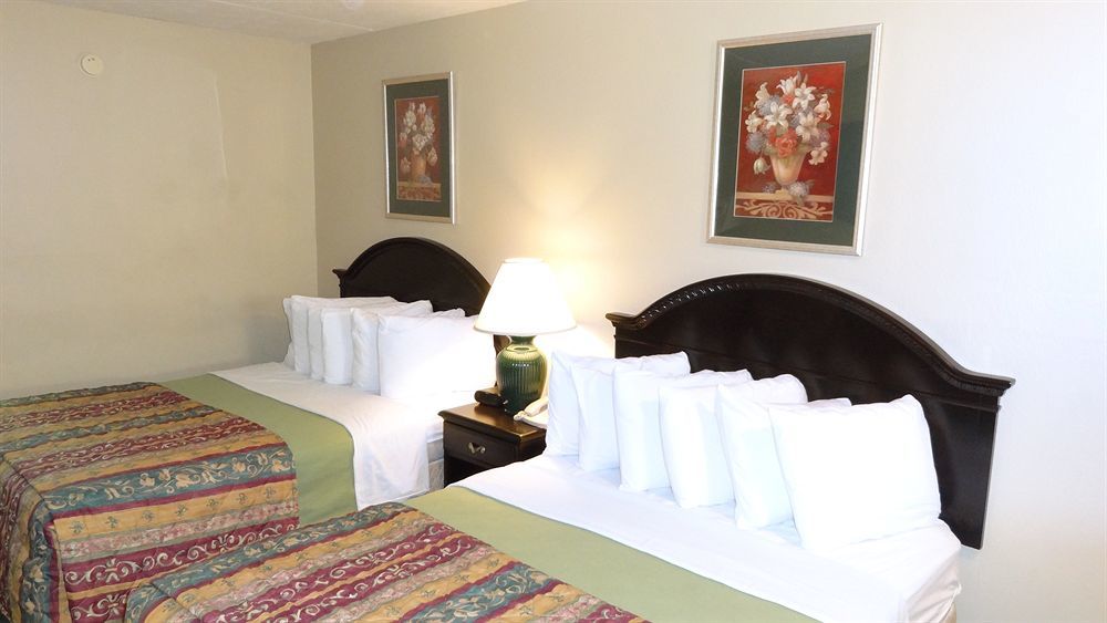 Baymont By Wyndham Petoskey Motel Екстериор снимка