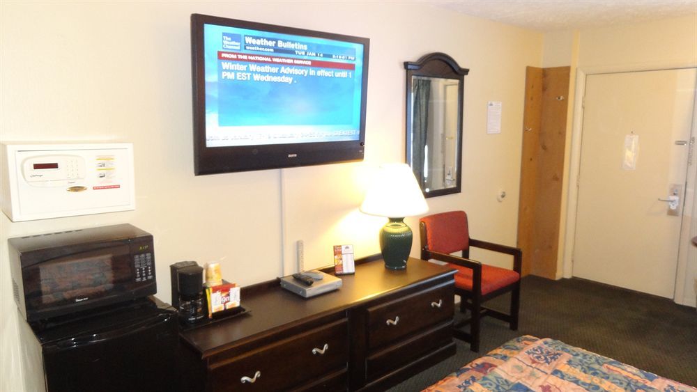 Baymont By Wyndham Petoskey Motel Екстериор снимка