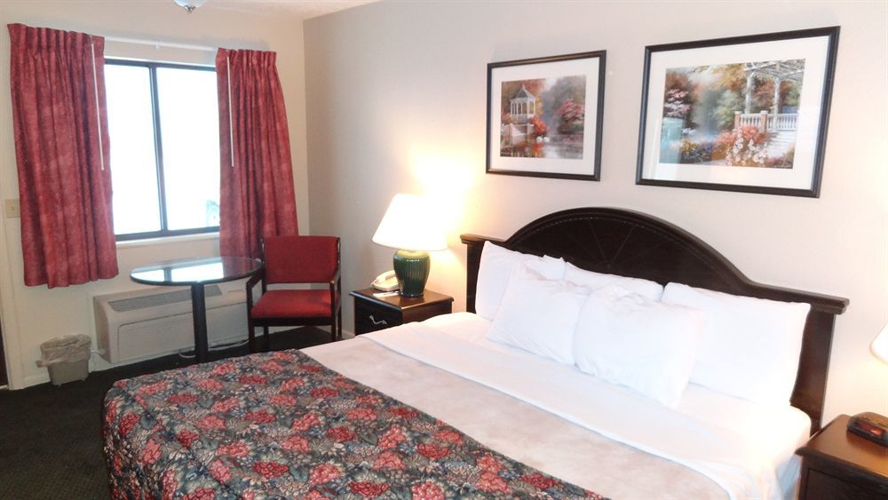 Baymont By Wyndham Petoskey Motel Екстериор снимка