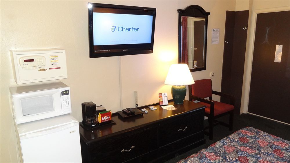 Baymont By Wyndham Petoskey Motel Екстериор снимка