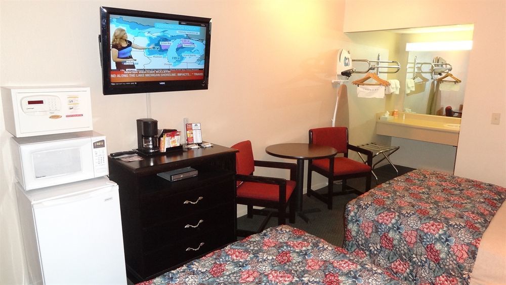 Baymont By Wyndham Petoskey Motel Екстериор снимка