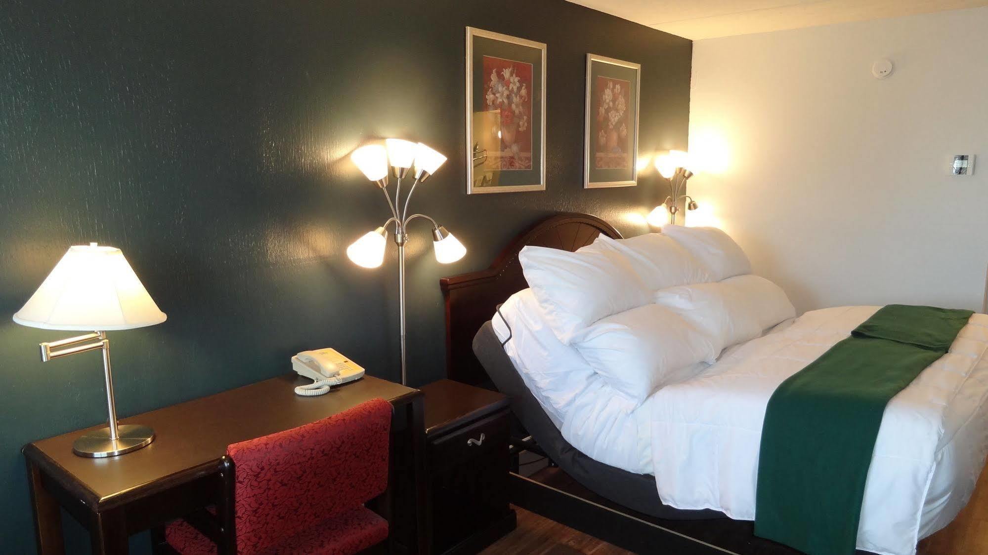Baymont By Wyndham Petoskey Motel Екстериор снимка