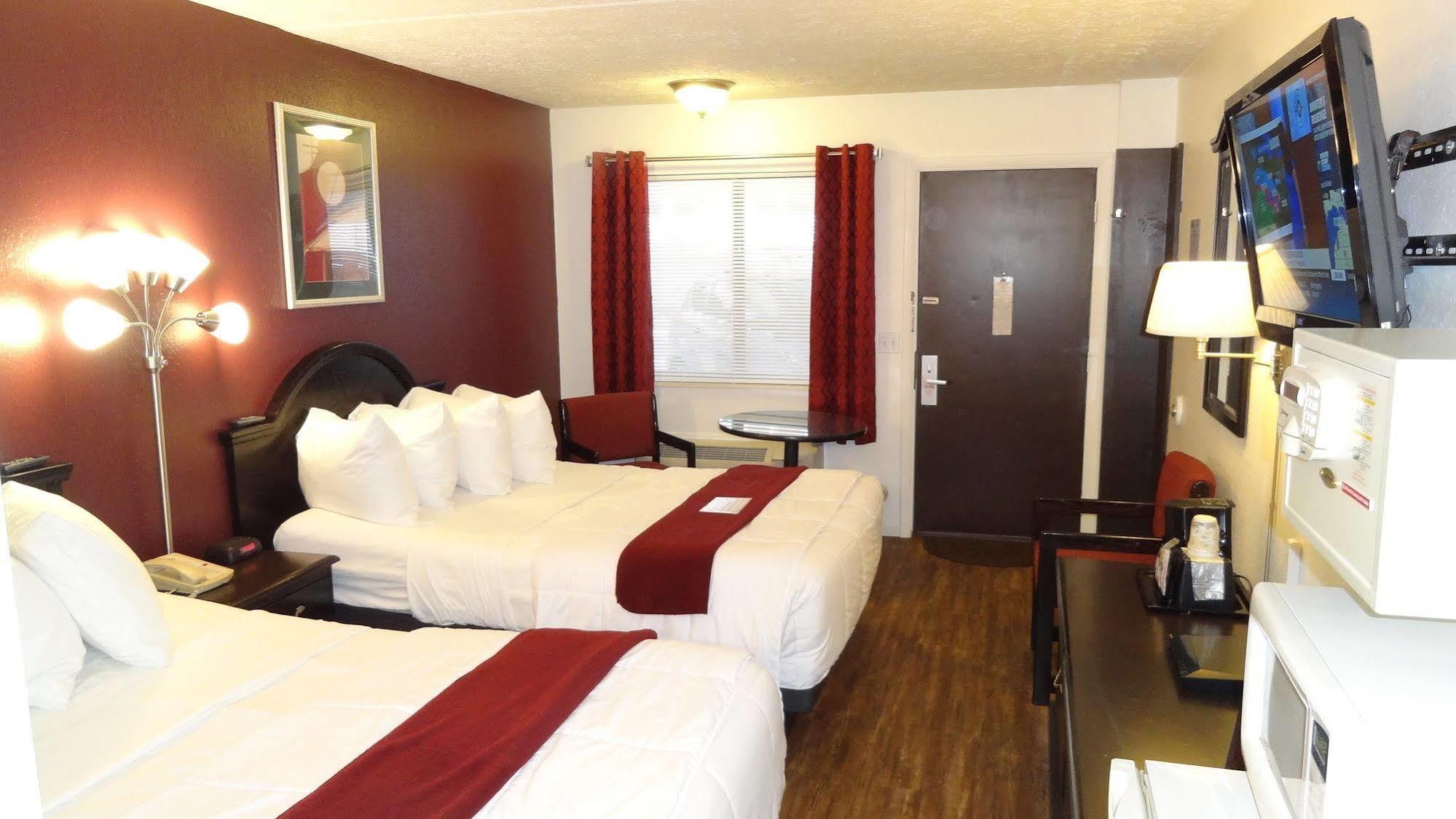 Baymont By Wyndham Petoskey Motel Екстериор снимка
