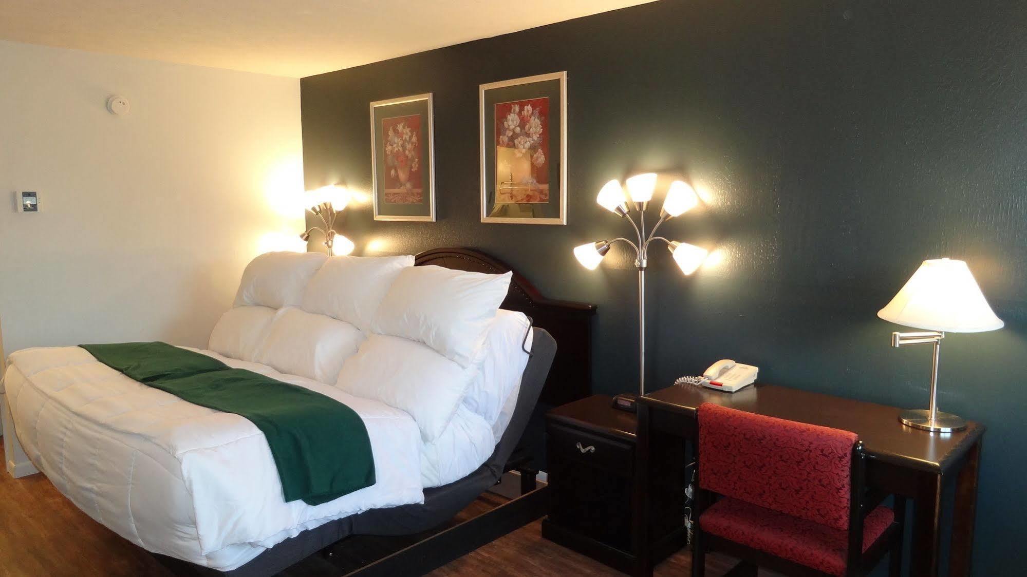 Baymont By Wyndham Petoskey Motel Екстериор снимка