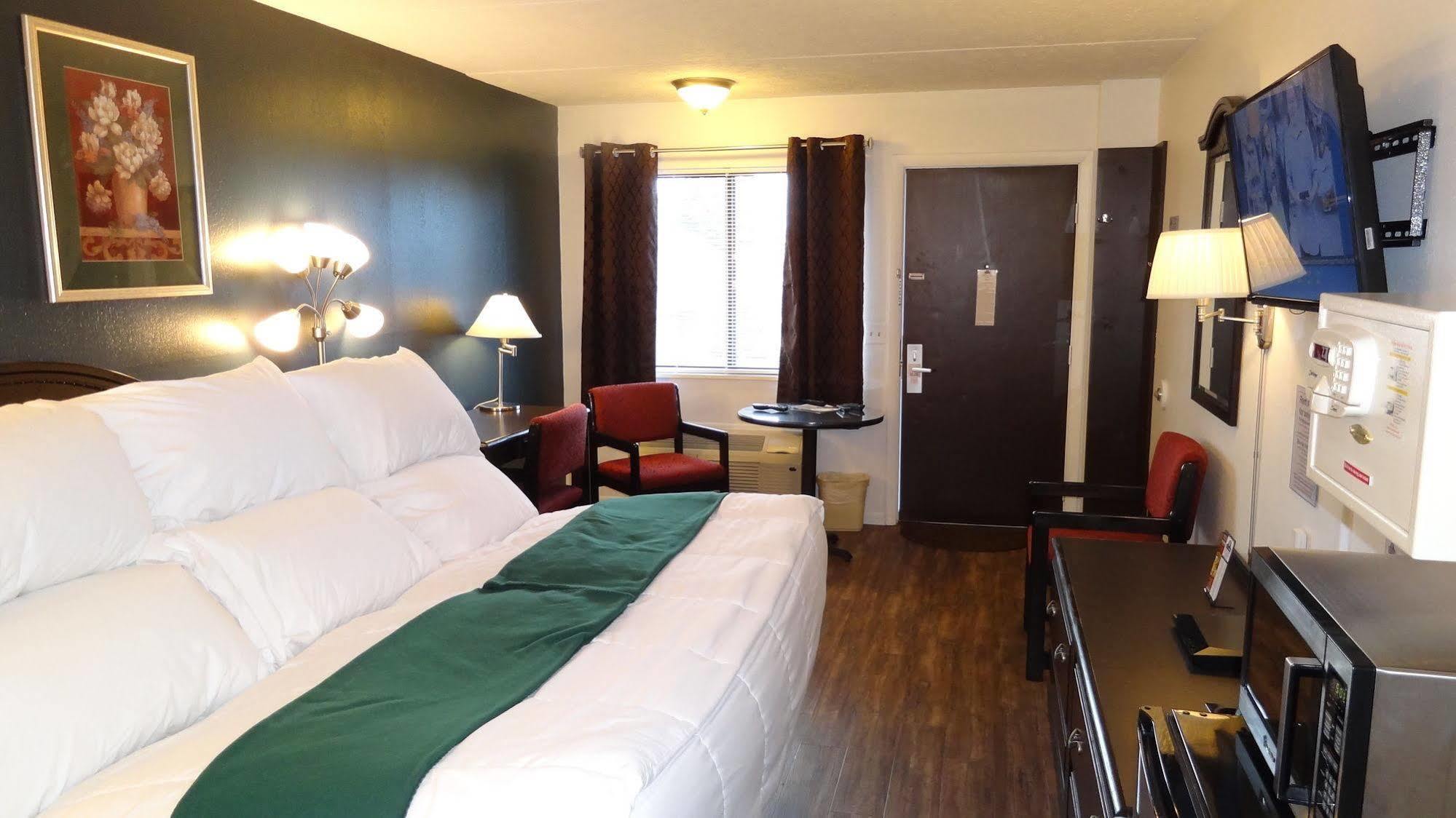 Baymont By Wyndham Petoskey Motel Екстериор снимка