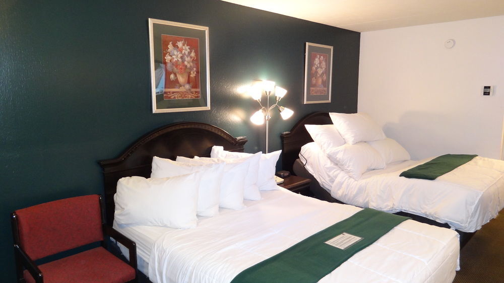 Baymont By Wyndham Petoskey Motel Екстериор снимка
