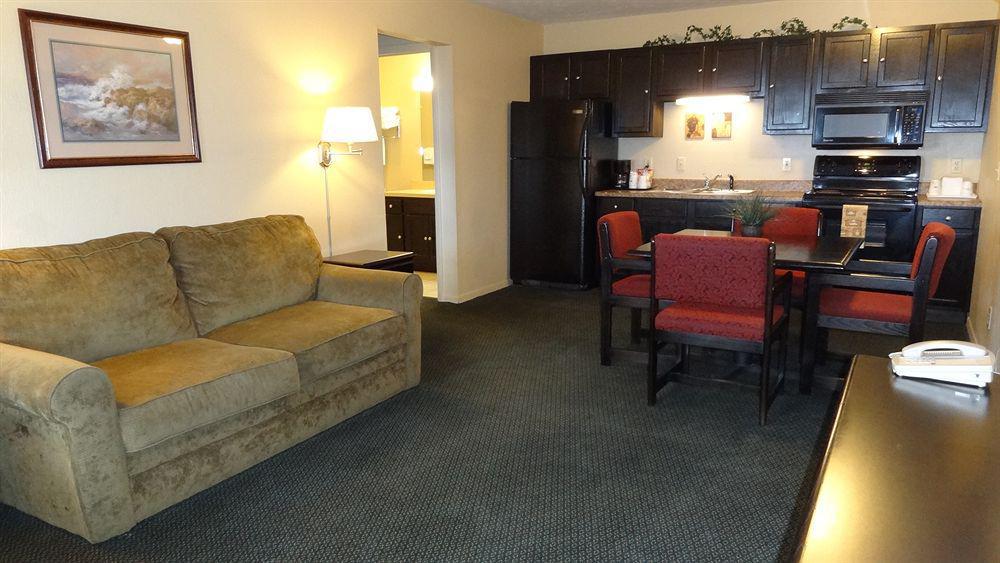Baymont By Wyndham Petoskey Motel Екстериор снимка