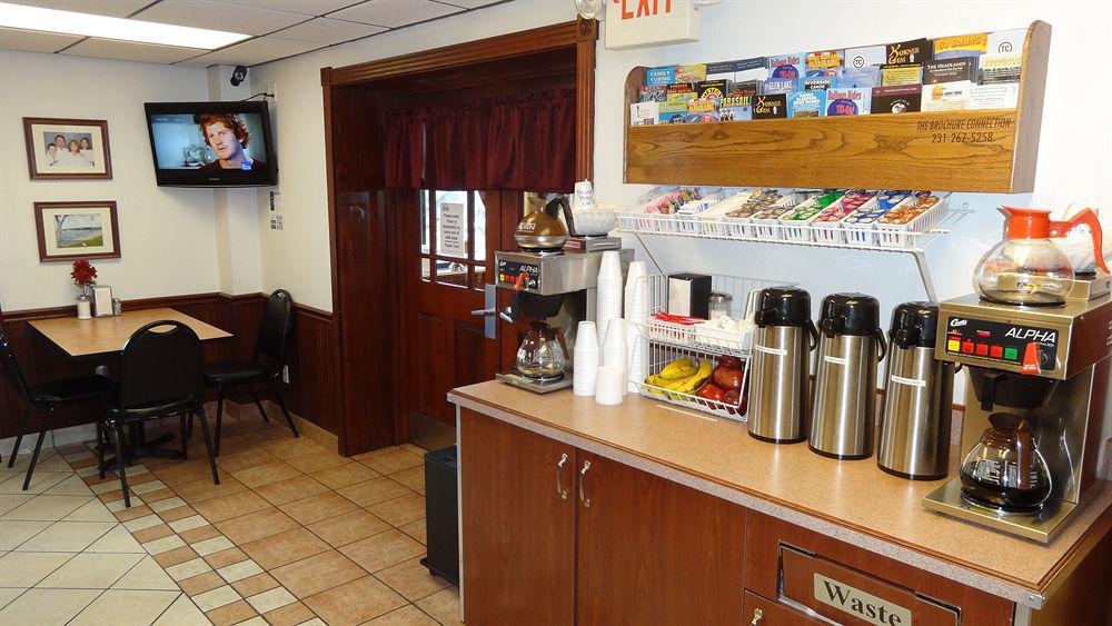 Baymont By Wyndham Petoskey Motel Екстериор снимка