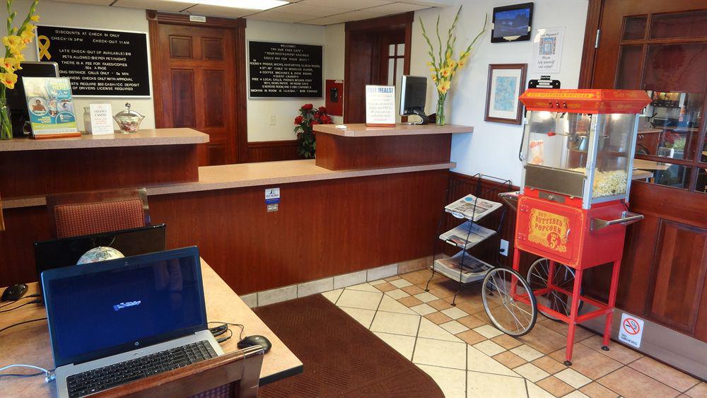 Baymont By Wyndham Petoskey Motel Екстериор снимка