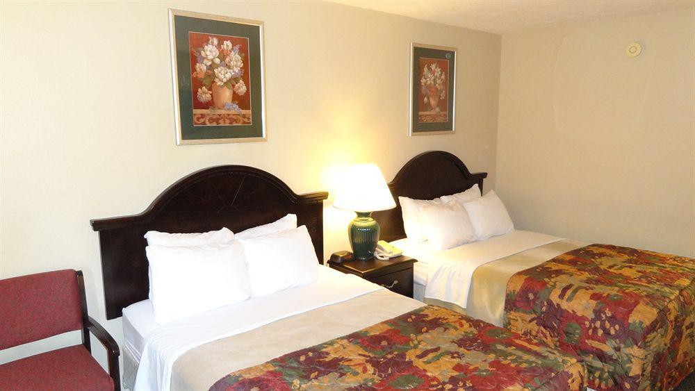 Baymont By Wyndham Petoskey Motel Екстериор снимка