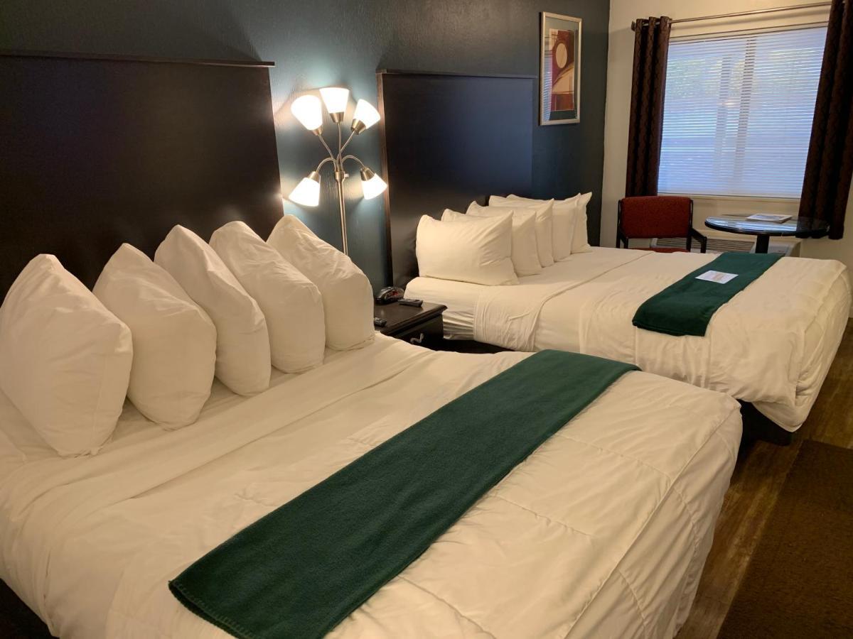Baymont By Wyndham Petoskey Motel Екстериор снимка