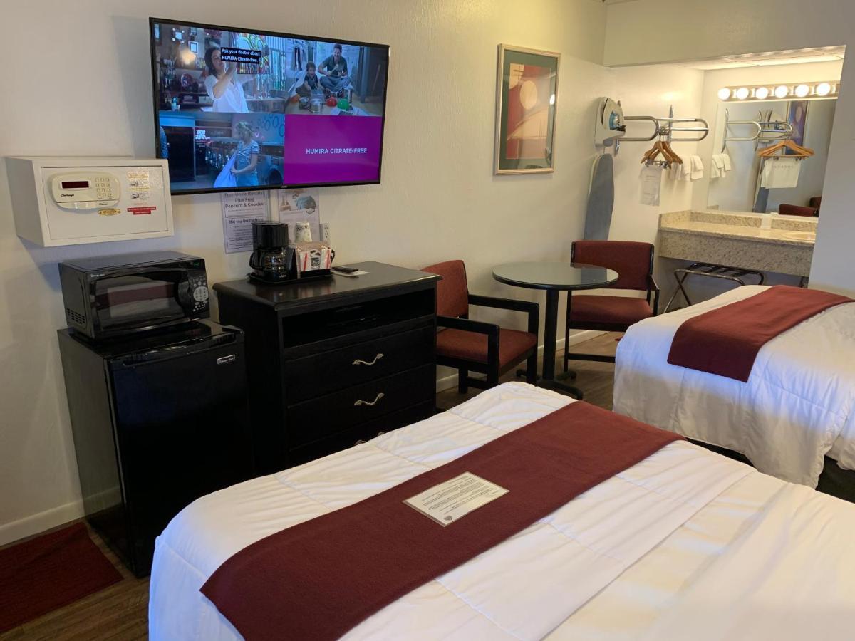 Baymont By Wyndham Petoskey Motel Екстериор снимка