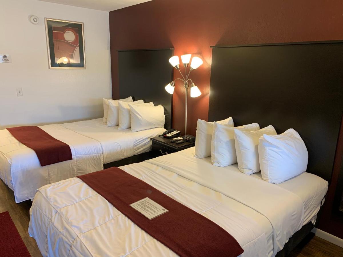 Baymont By Wyndham Petoskey Motel Екстериор снимка