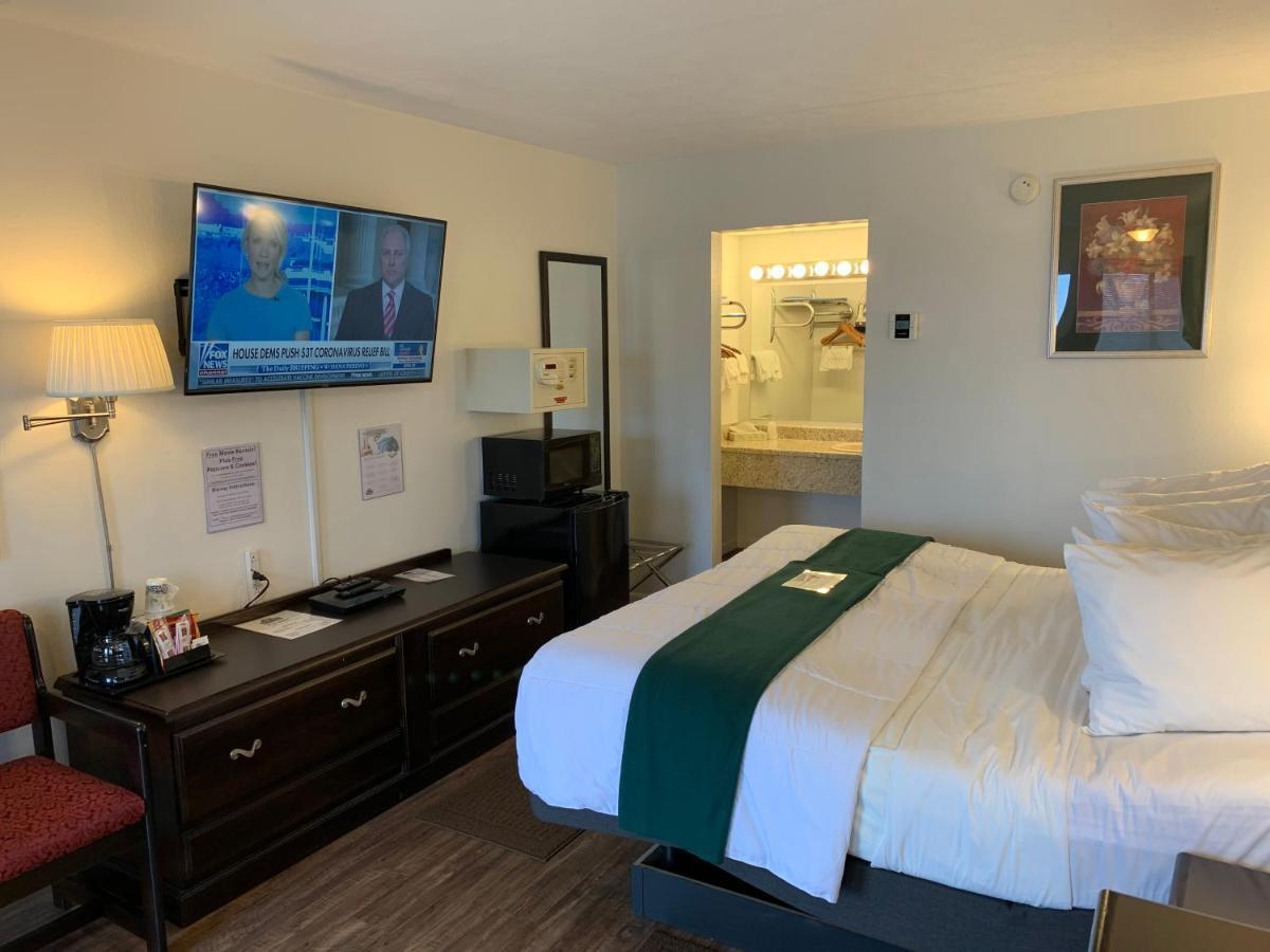 Baymont By Wyndham Petoskey Motel Екстериор снимка